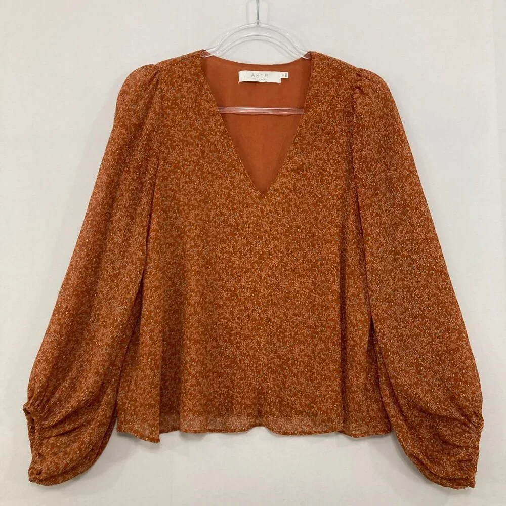 ASTR The‎ Label Small Puff Sleeve Blouse in Ditsy Floral Orange Feminine Elegant